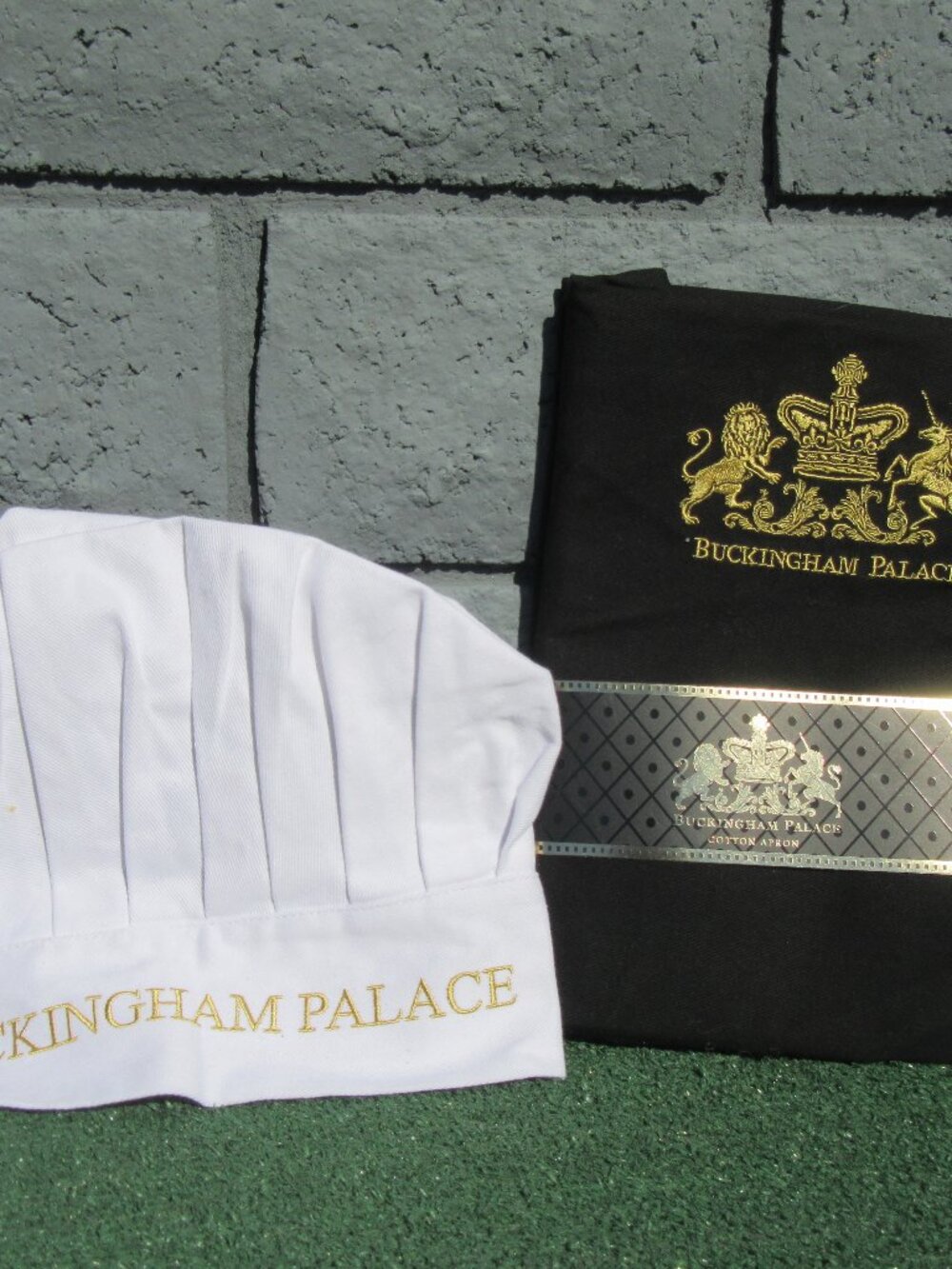 Brand New Buckingham Palace Black Apron & White Chef Hat Royal Collection